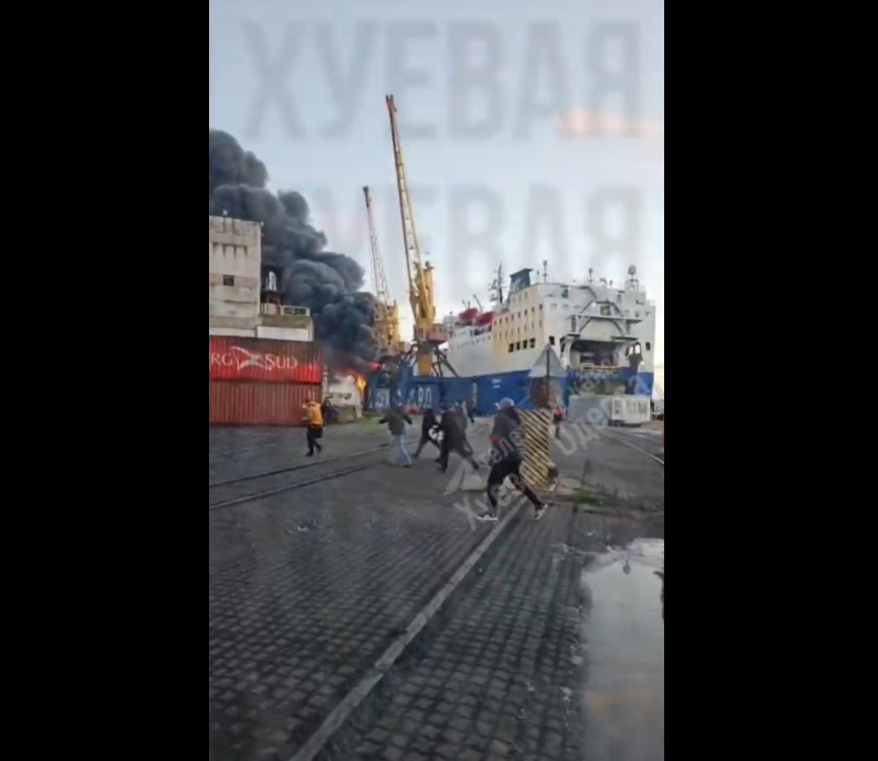 Под Одессой после российского удара баллистикой горит грузовое судно: фото — фото 2
