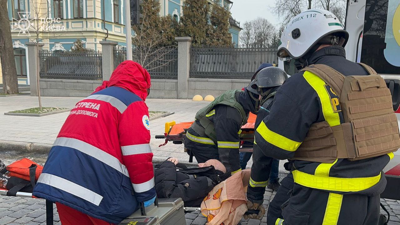 Під завалами житлового будинку у Києві знайшли загиблу жінку: фото — фото 9