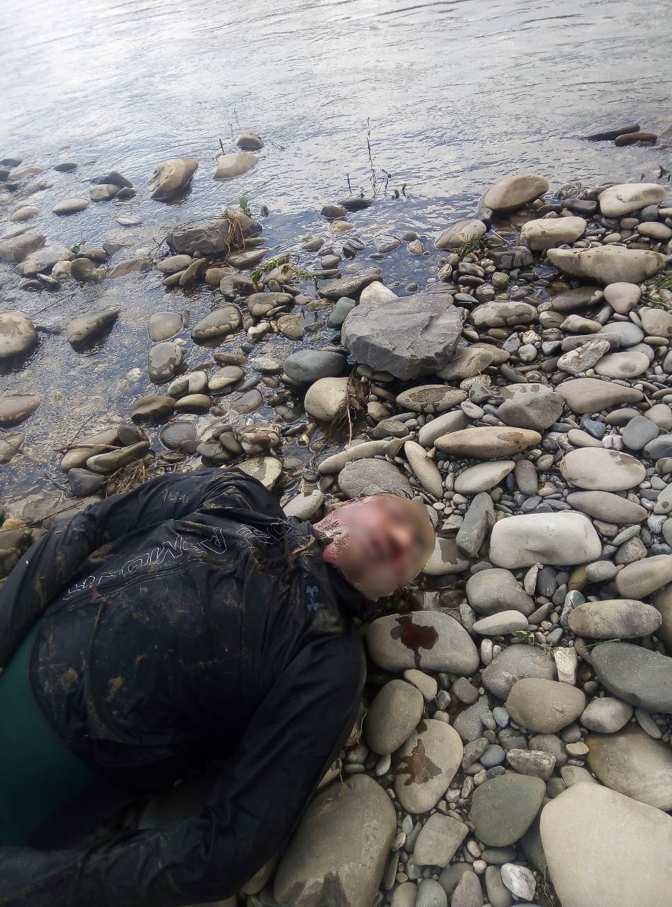На Закарпатті з річки дістали тіло потопельника у гідрокостюмі: намагався перетнути кордон — фото