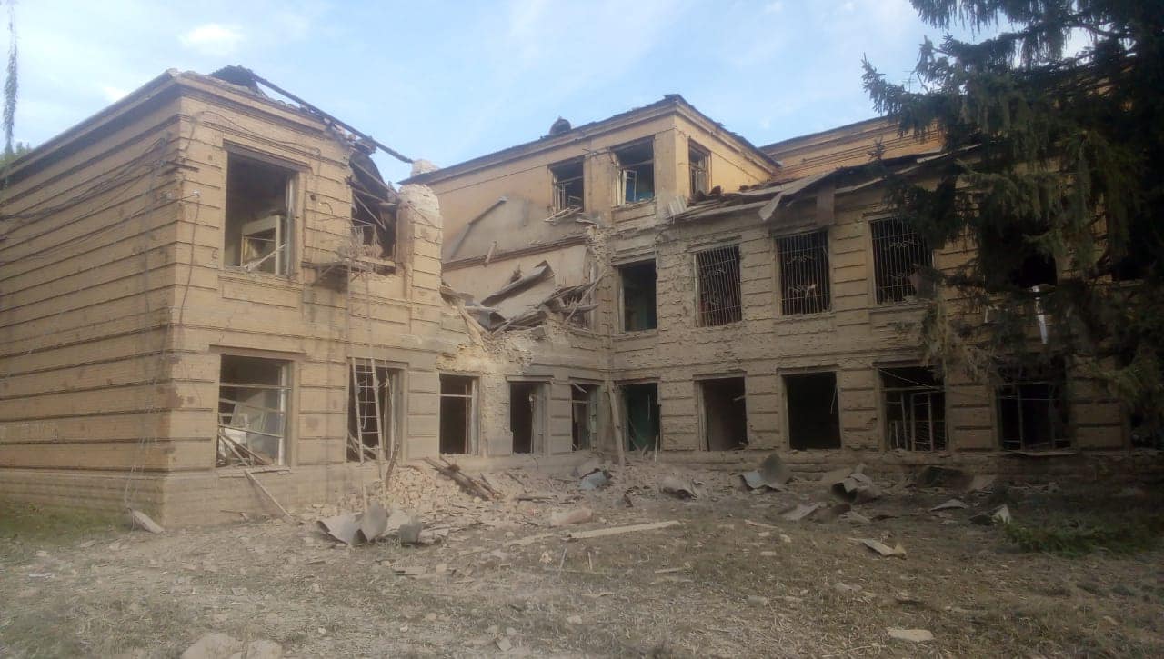 Россияне разбомбили химический техникум в Славянске: фото — фото 1