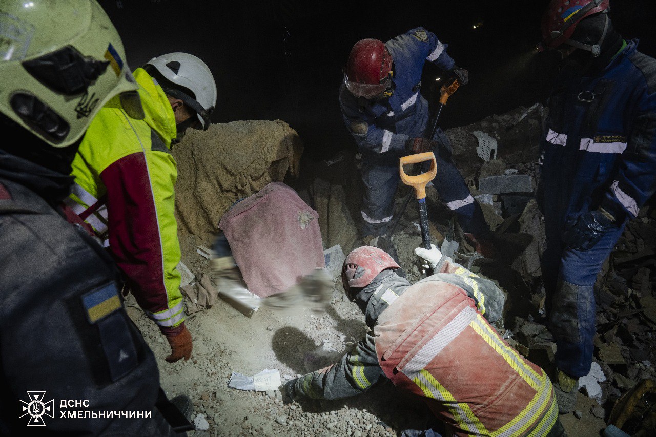 Під завалами житлового будинку у Хмельницькому знайшли тіла двох людей — фото 9