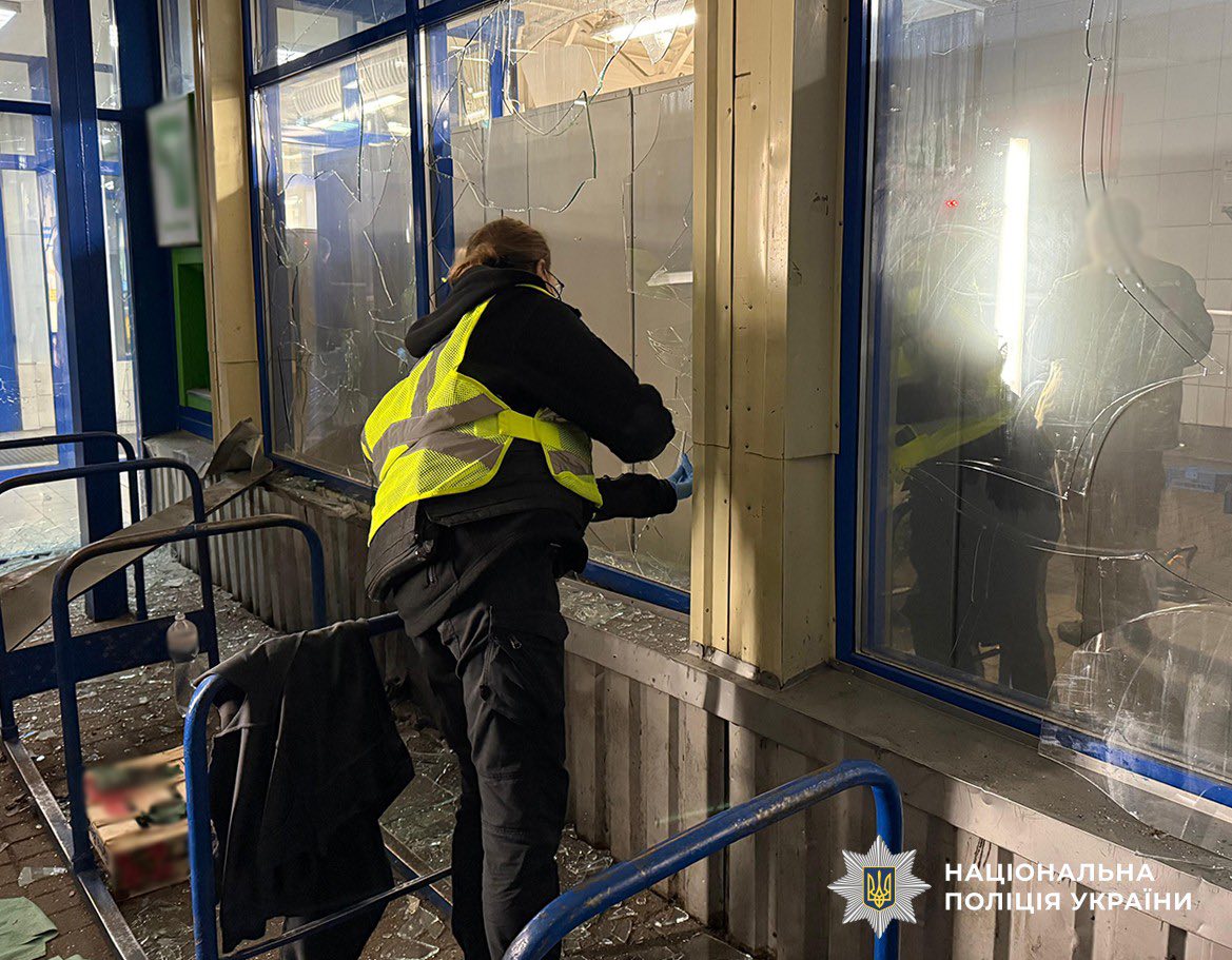 У Житомирі чоловік кинув гранату до групи людей біля супермаркету: поранено 6 людей — фото 3