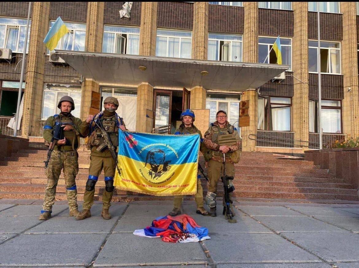 ВСУ зашли в Купянск и установили флаг Украины — фото