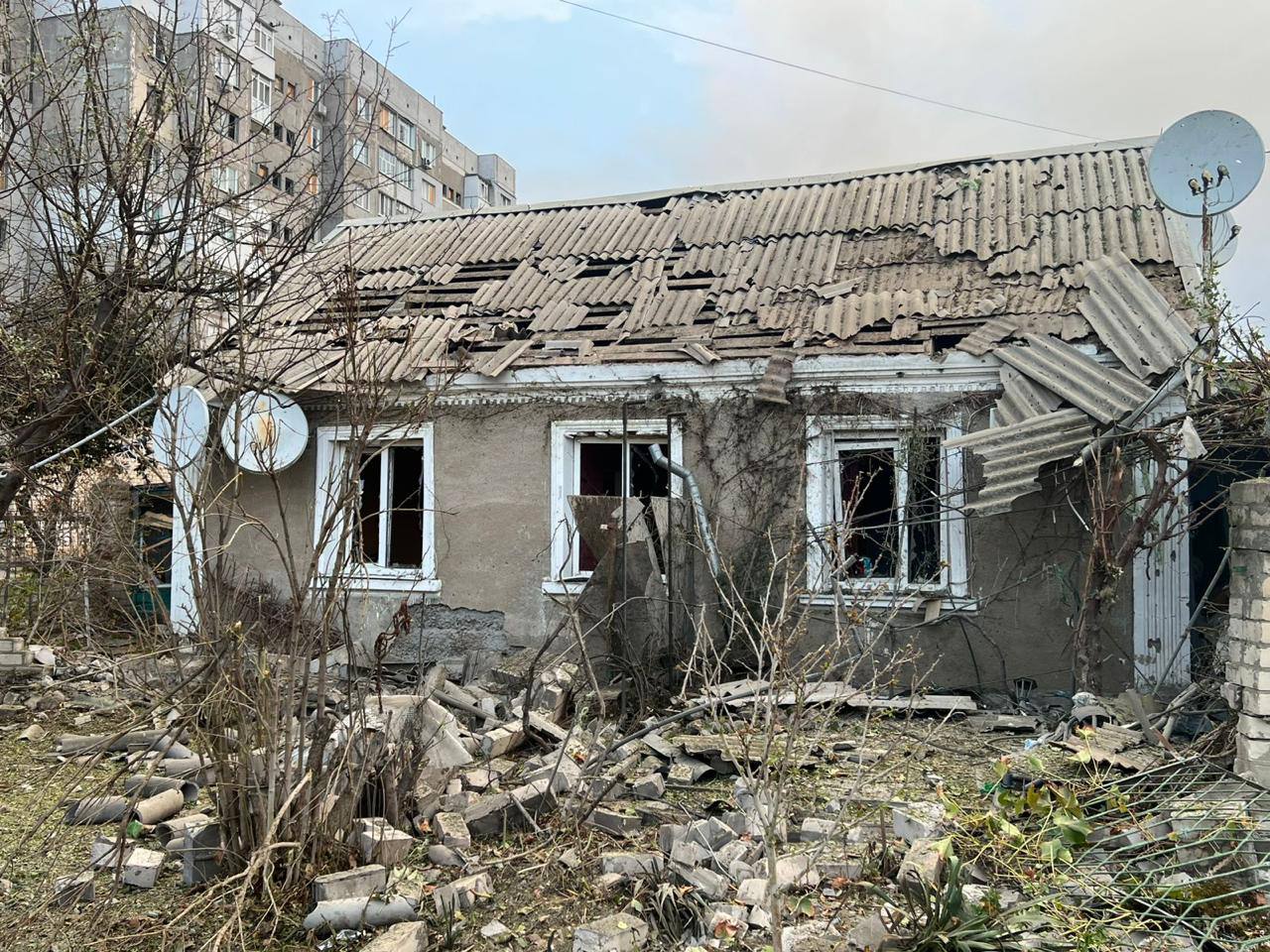 Две женщины погибли в результате российского обстрела Херсона (фото) — фото 4