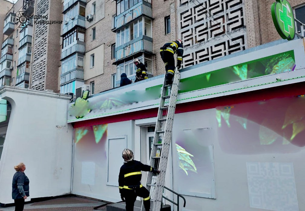 Під Києвом жінка випала з вікна висотки та приземлилася на дах аптеки — фото 3