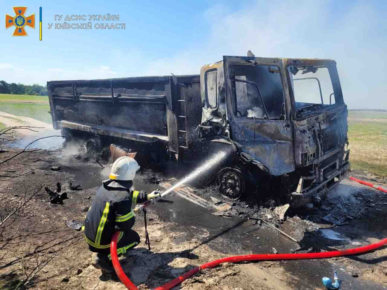 Автомобиль взорвался на российской мине в Киевской области: фото — фото 2