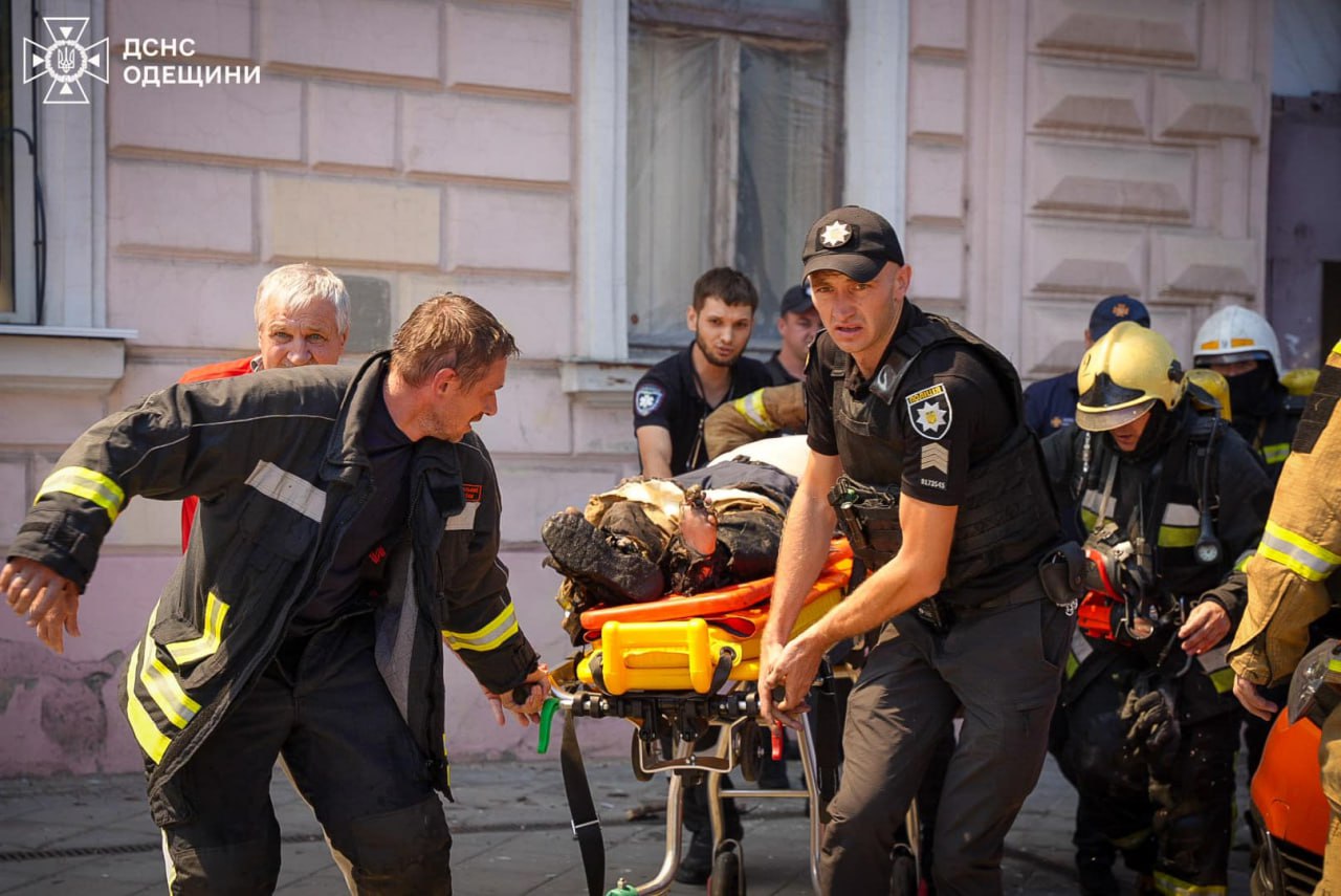 В центре Одессы произошел серьезный пожар: пострадали спасатели - на них рухнул потолок — фото 3