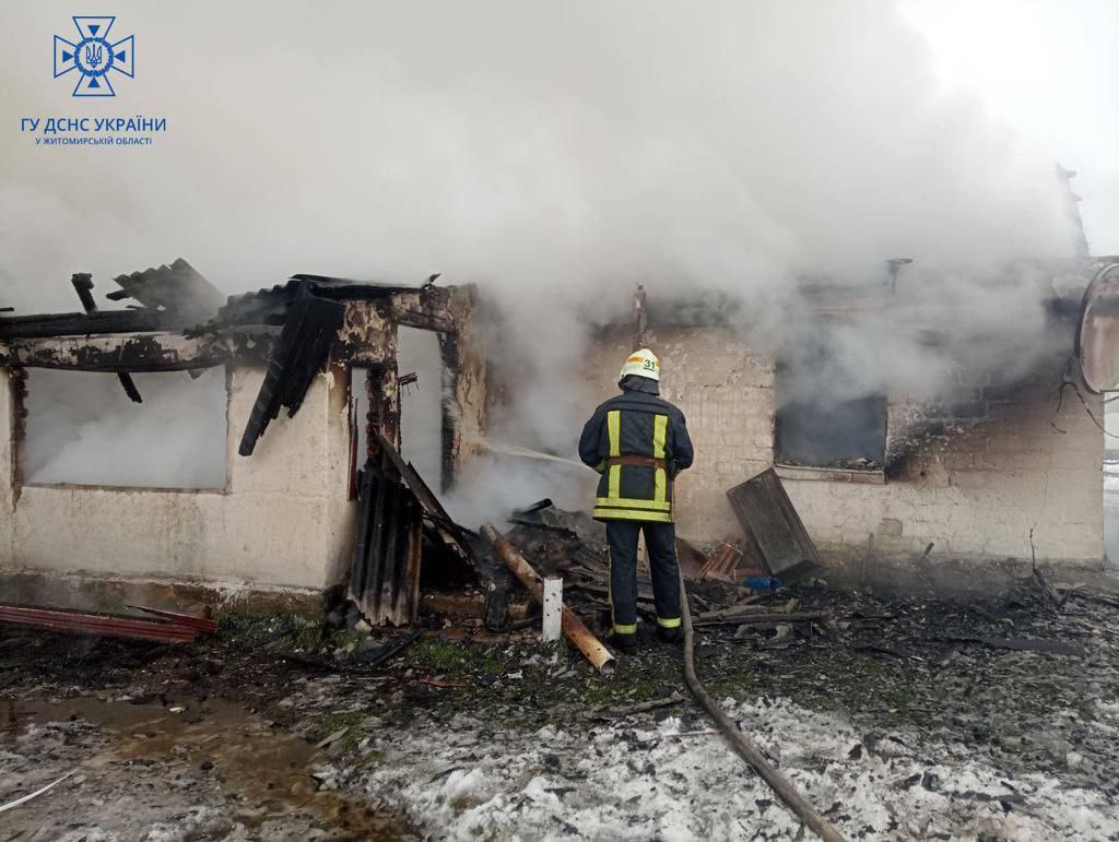 Троє дітей загинули під час пожежі на Житомирщині: фото — фото