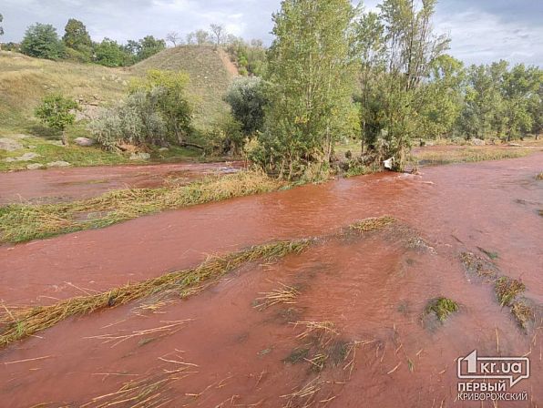 Вода в реке Ингулец побагровела после российского удара по дамбе: фото — фото 4