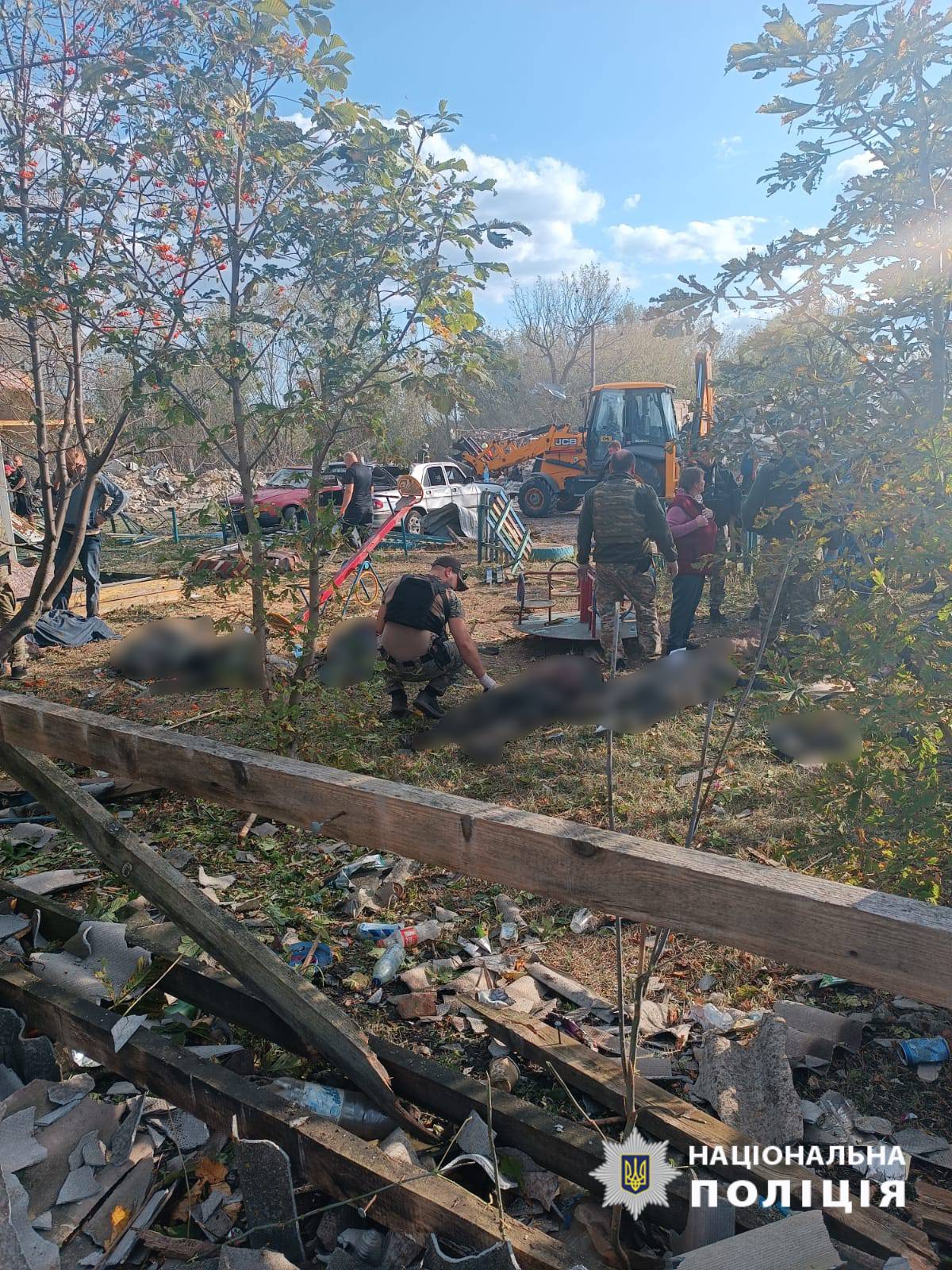 Росія вдарила по кафе в селі Гроза ”Іскандером”: зростає кількість жертв — фото 5