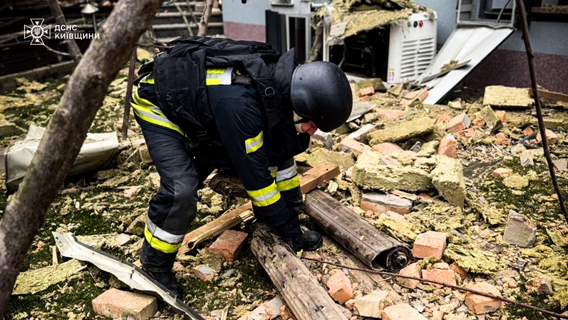 Рятувальники показали наслідки ракетної атаки на Київщину — фото 5