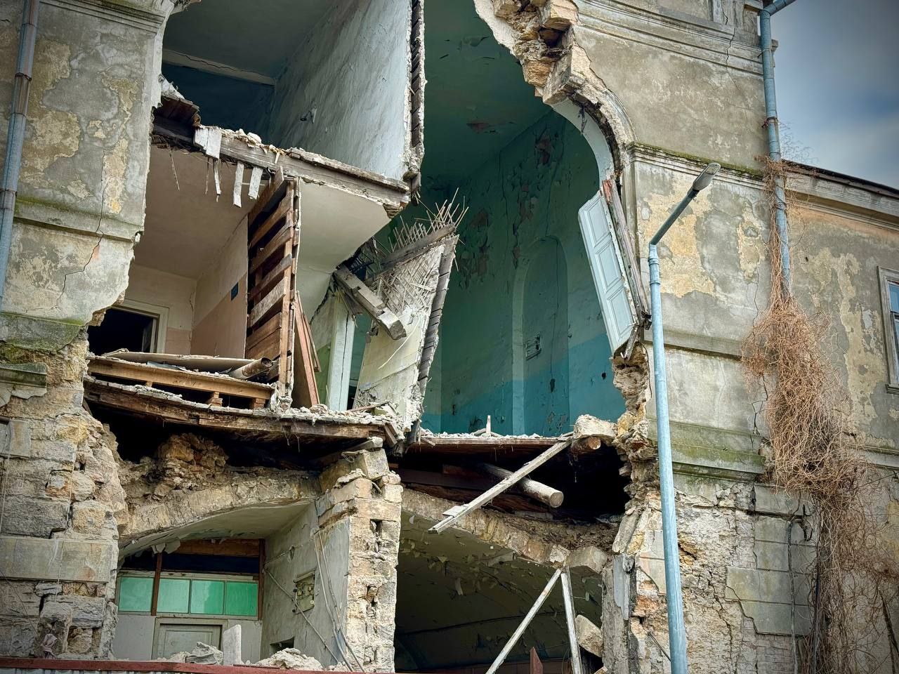 В Одесі обвалилася стіна інфекційної лікарні - пам'ятки архітектури національного значення: фото — фото