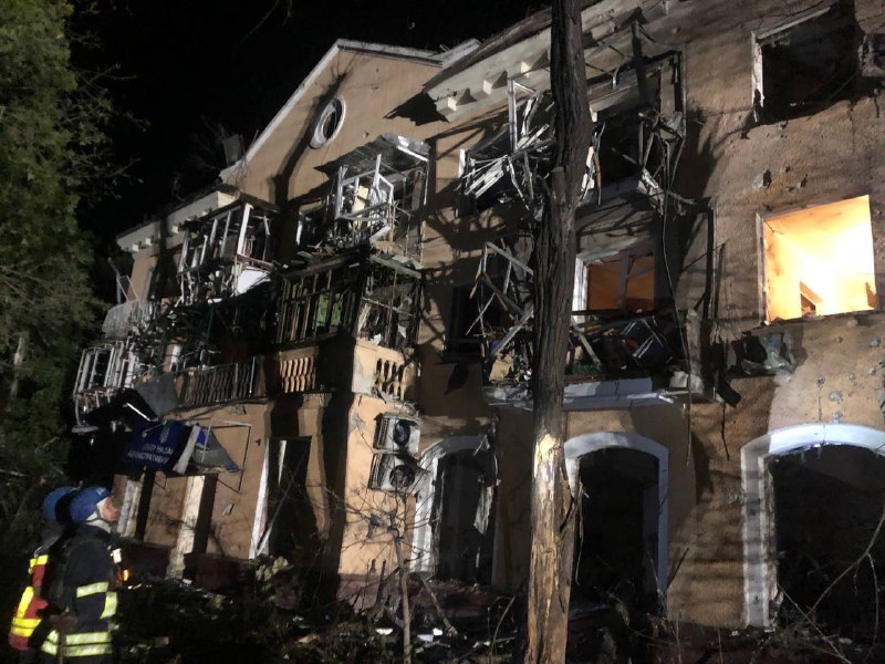 Россияне обстреляли жилой дом в Запорожье: есть погибший, 9 раненых — фото 10