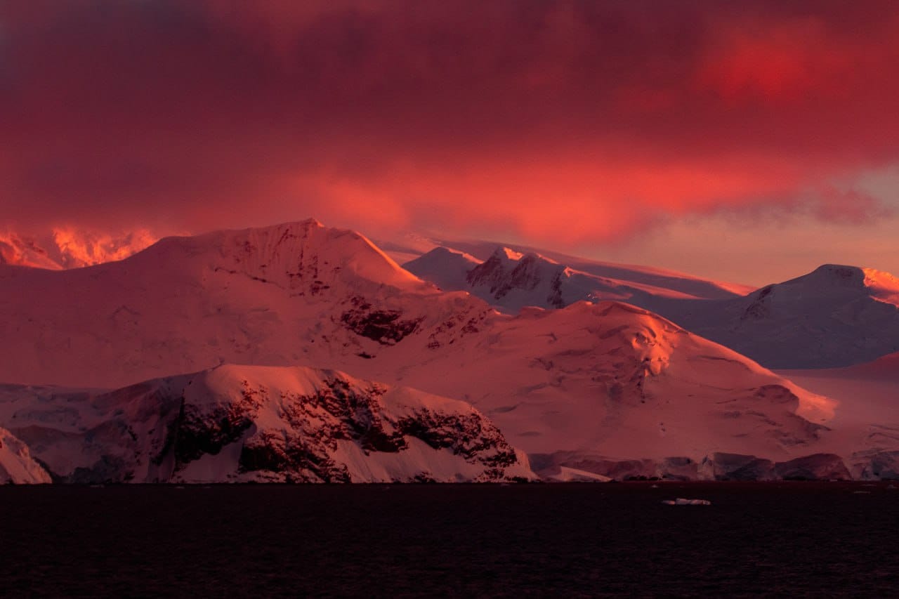 Полярники показали Антарктиду в цветах ”Барби”: удивительные фото — фото