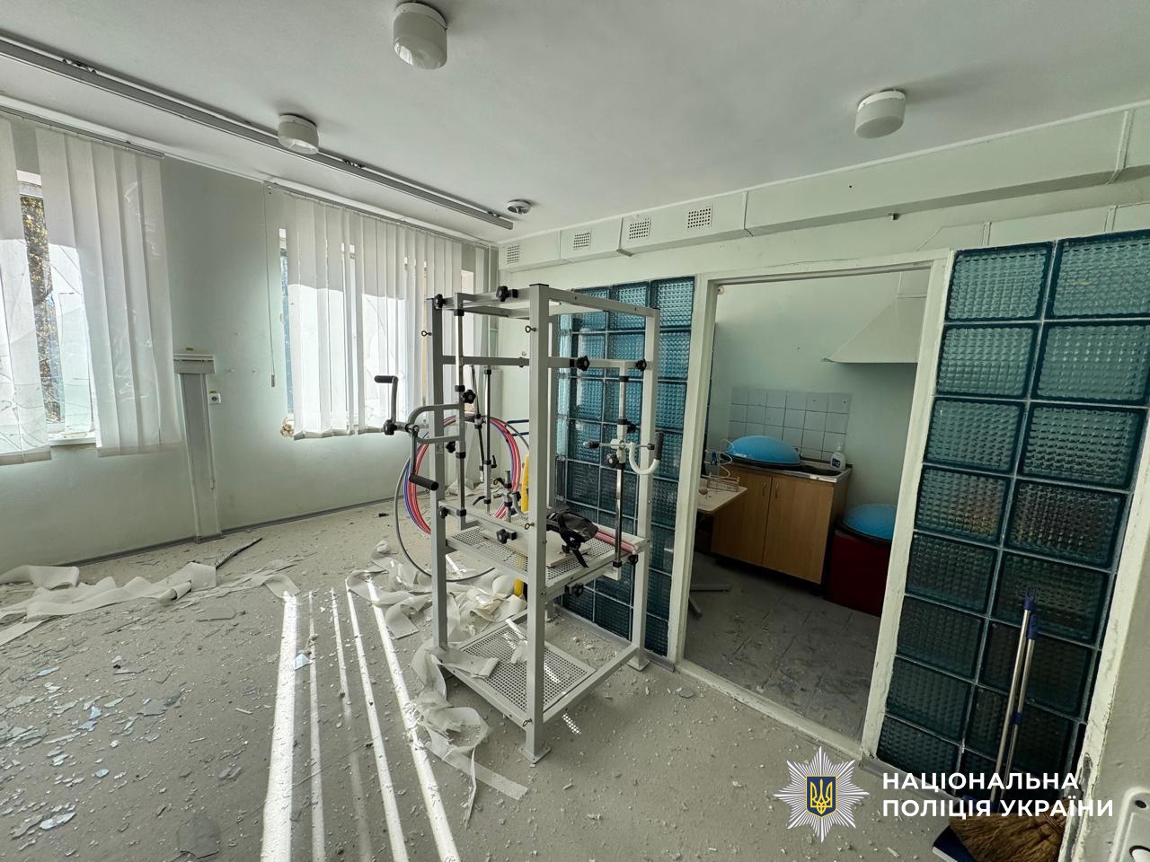 При ударе по детской больнице в Херсоне ранения получили 9 человек, среди них четверо детей — фото 7 При ударе по детской больнице в Херсоне ранения получили 9 человек, среди них четверо детей — фото 7