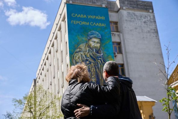 В центре Киева появился мурал, посвященный бойцу, которого казнили россияне: фото — фото