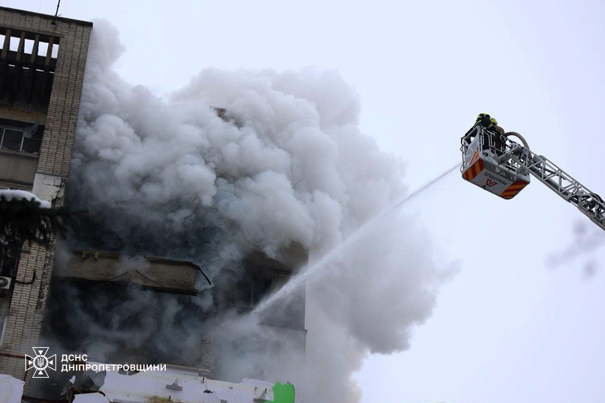 Российский БПЛА влетел в жилой дом в Днепре: 14 пострадавших — фото 6