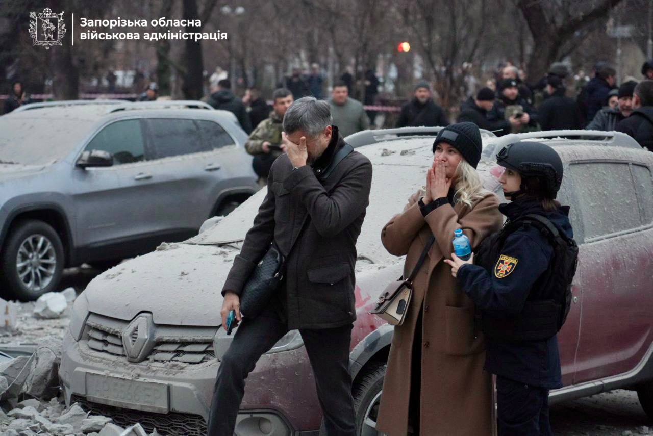 Число погибших в Запорожье увеличилось до 4 человек: фото — фото 7