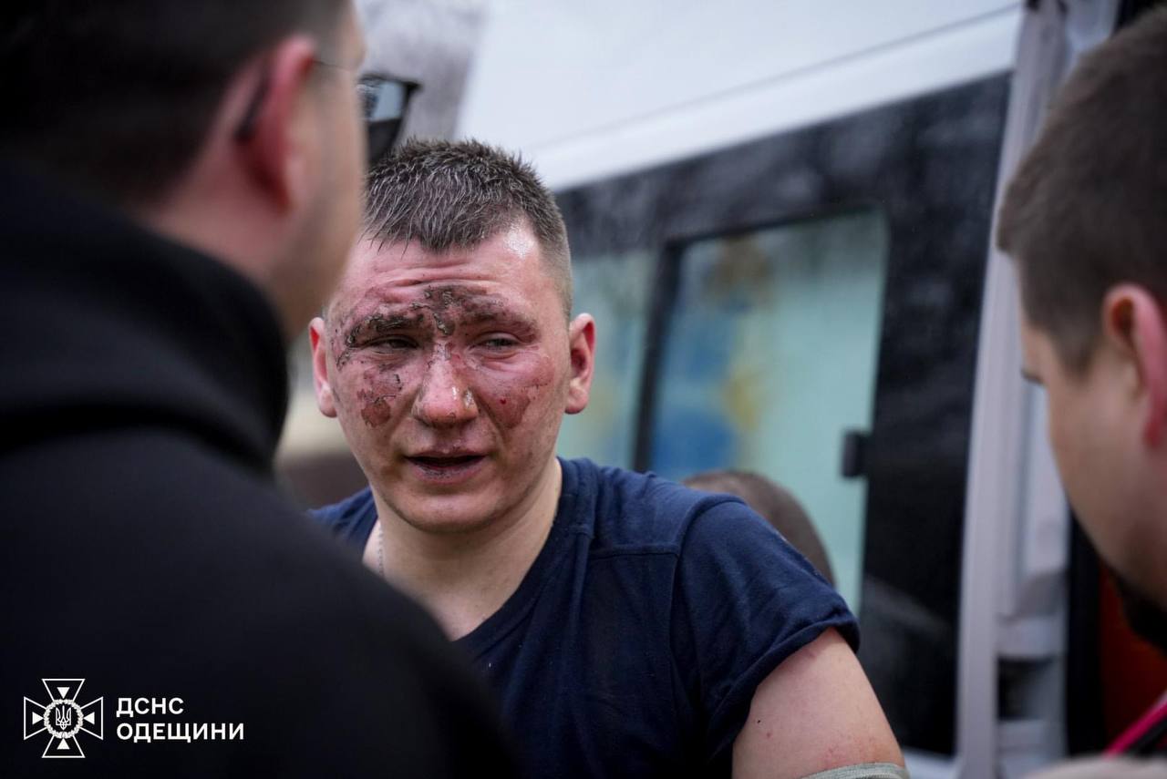 Рятувальники показали моторошні кадри після удару балістикою по Одесі — фото