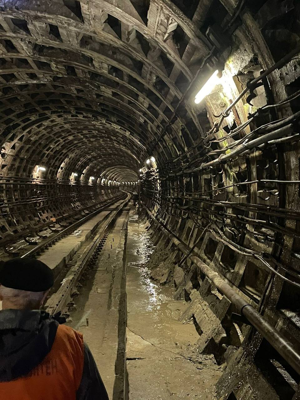 В Офісі генпрокурора показали фото підтоплених тунелів між станціями метро ”Деміївська” та ”Либідська” — фото 4