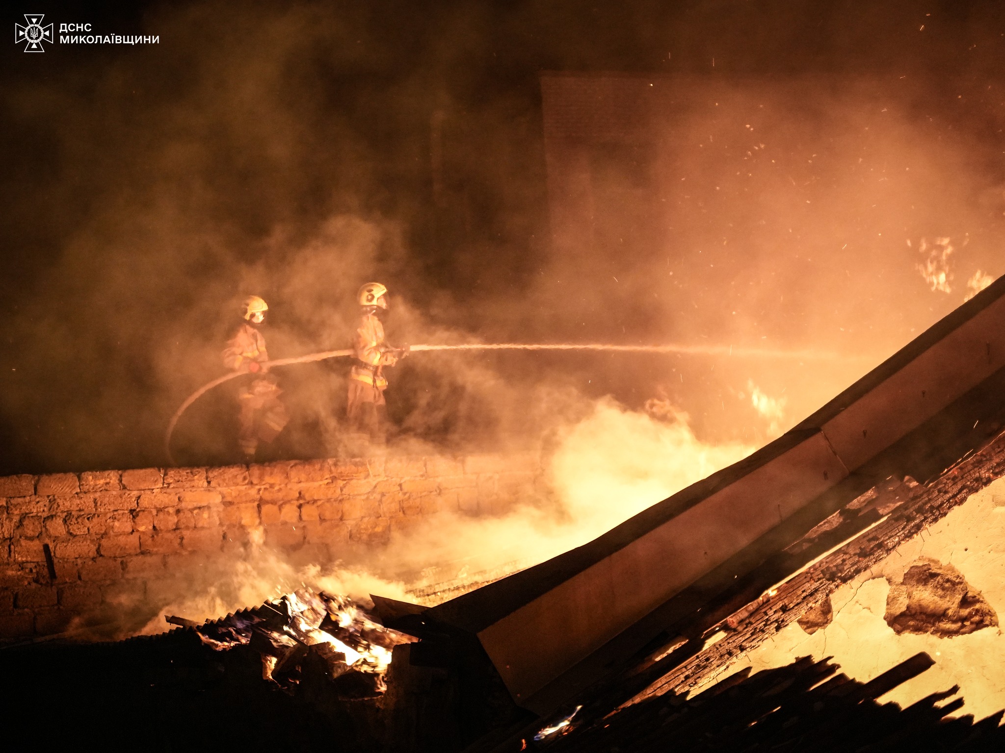 Масштабный пожар на деревообрабатывающем предприятии в Николаеве ликвидировали: кадры — фото 6