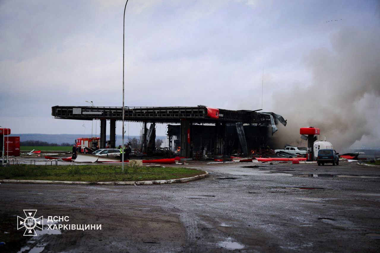 Россияне ударили по АЗС в Харьковской области: 6 человек пострадали (фото) — фото 1