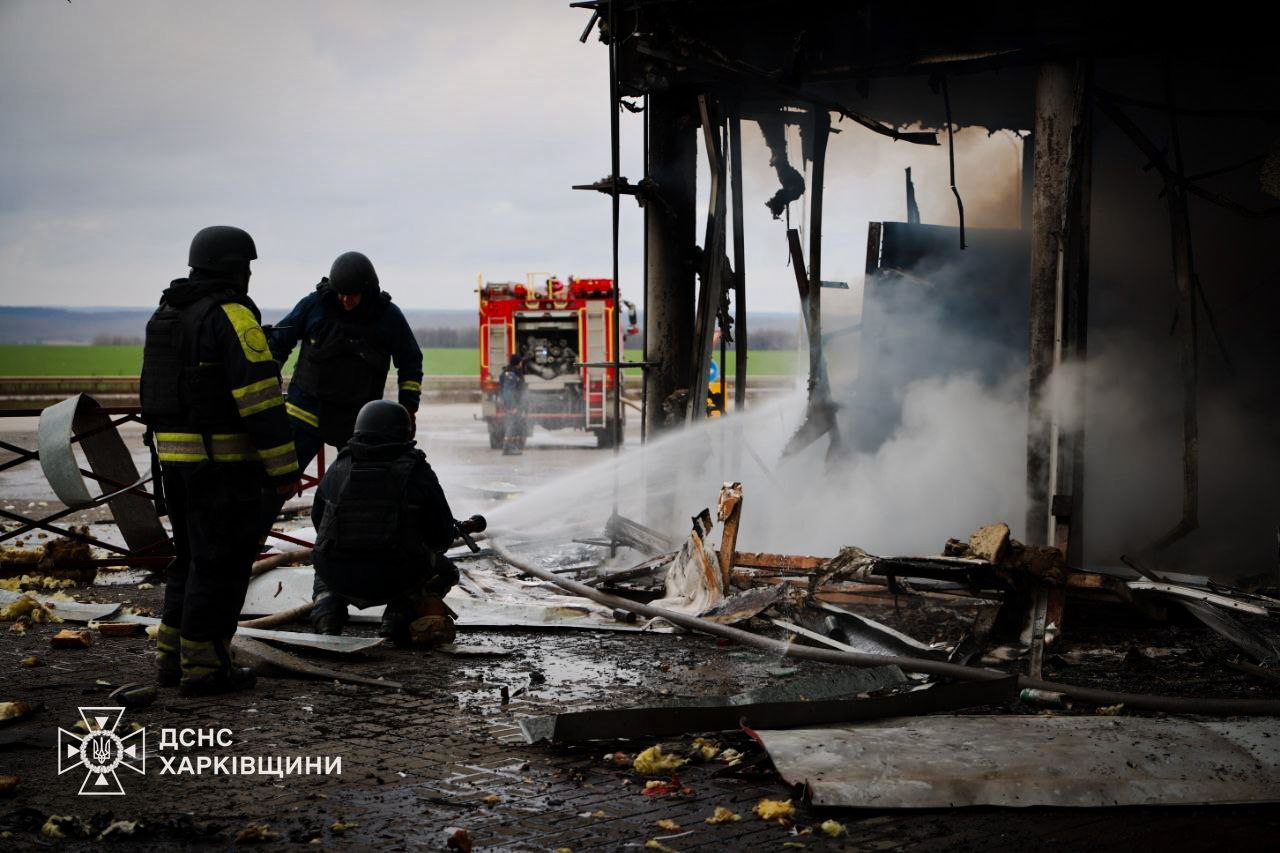 Россияне ударили по АЗС в Харьковской области: 6 человек пострадали (фото) — фото 2