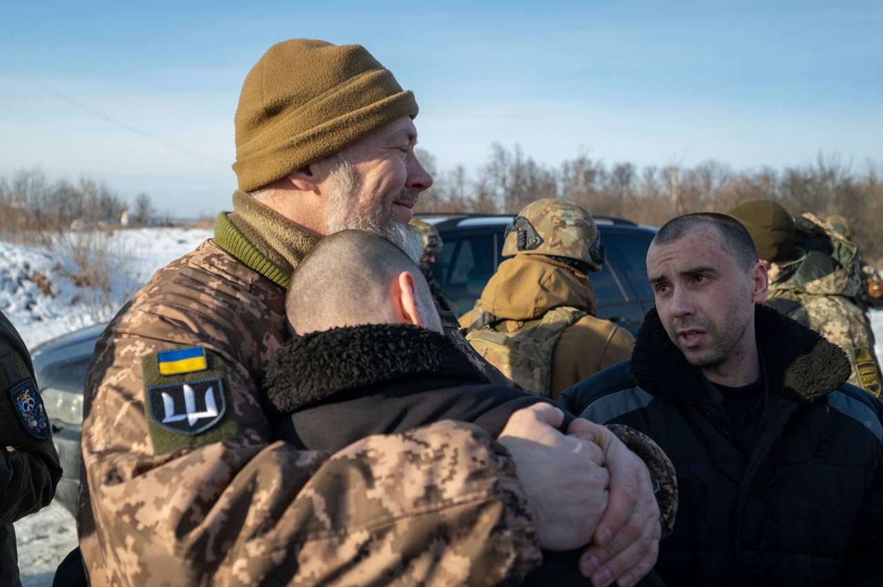Украина и Россия впервые после падения Ил-76 провели обмен военнопленными: фото — фото