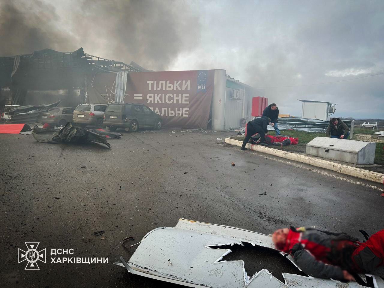 Россияне ударили по АЗС в Харьковской области: 6 человек пострадали (фото) — фото 3