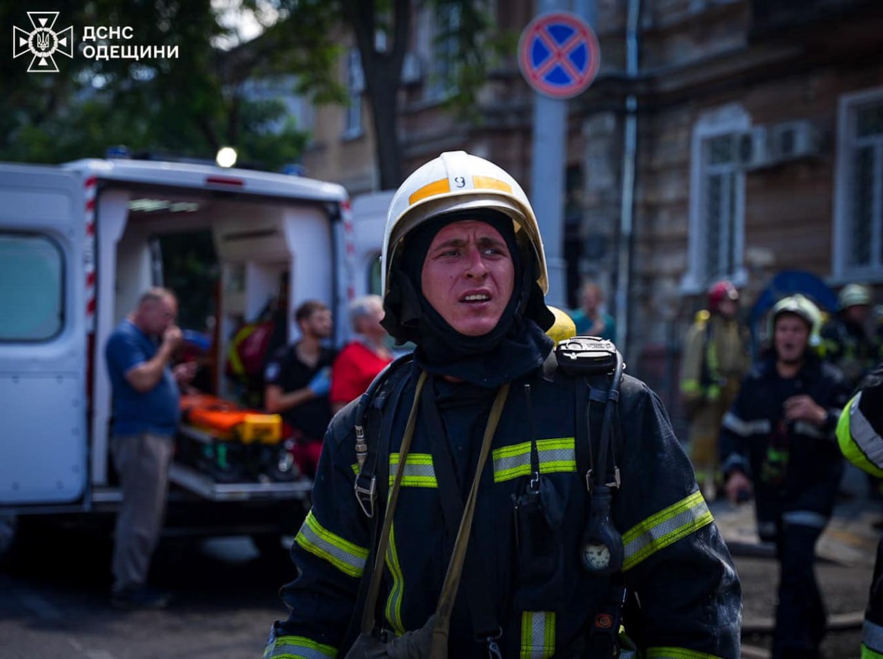 В центре Одессы произошел серьезный пожар: пострадали спасатели - на них рухнул потолок — фото 10