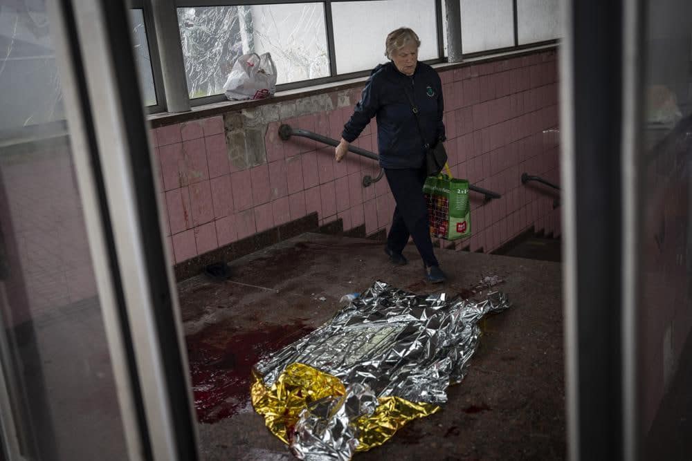 Обстрел Харькова из ”Пионов”: погибли 8 человек, тело младенца отбросило на крышу подъезда  — фото 1