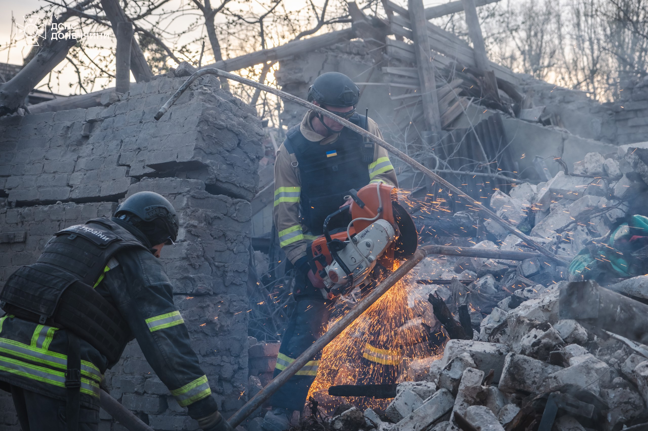В Константиновке на месте прилета российской авиабомбы спасатели нашли тела женщины и ребенка: фото — фото