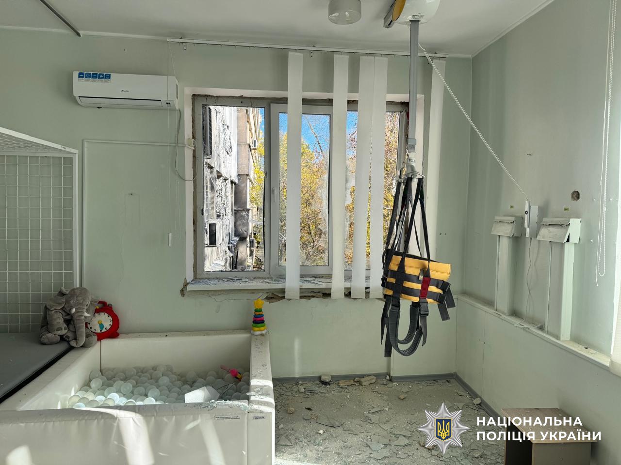 При ударе по детской больнице в Херсоне ранения получили 9 человек, среди них четверо детей — фото 8 При ударе по детской больнице в Херсоне ранения получили 9 человек, среди них четверо детей — фото 8