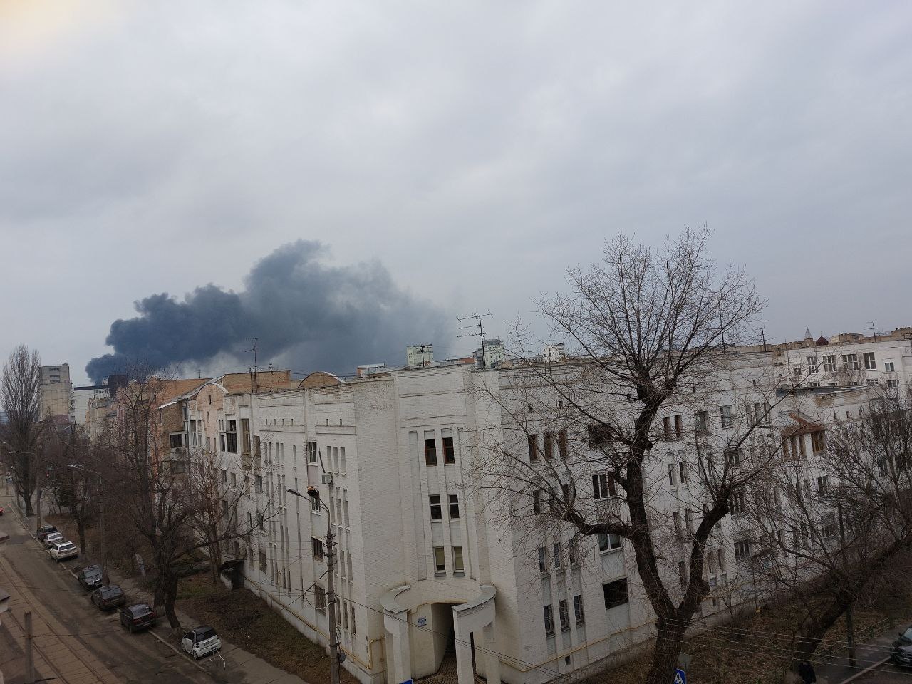 В Киеве на Подоле вспыхнул масштабный пожар: первые кадры — фото