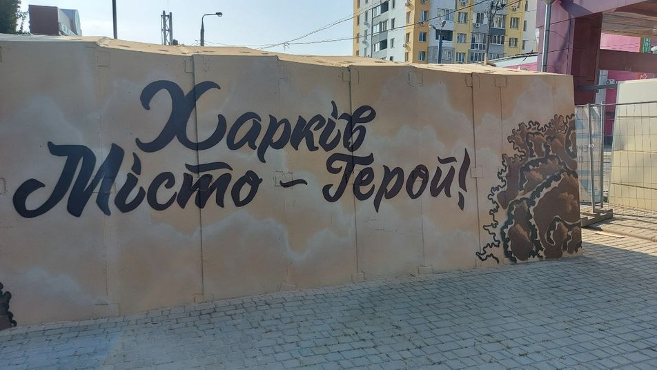 У Харкові встановили першу зупинку-укриття (фото, відео) — фото 3