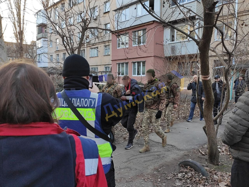 В Одессе военный под наркотиками взял в заложники женщину с ребенком — фото 1