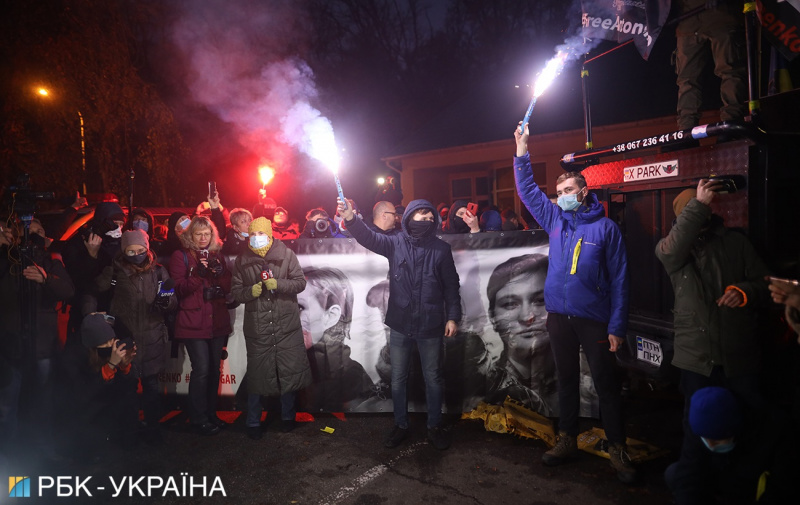 Под ”Феофанией” активисты жгли файеры и разложили асфальт — фото