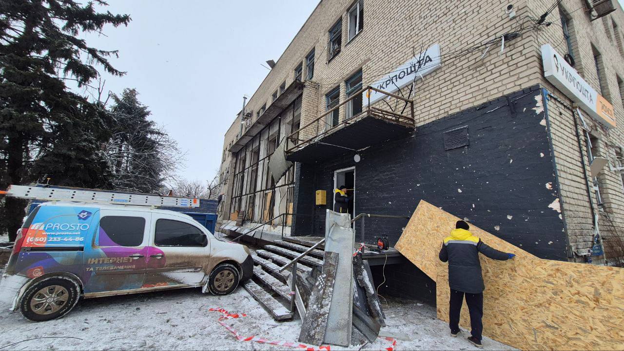 Российский дрон атаковал машину Укрпочты в Сумской области, а в Запорожской области повреждено здание — фото 2