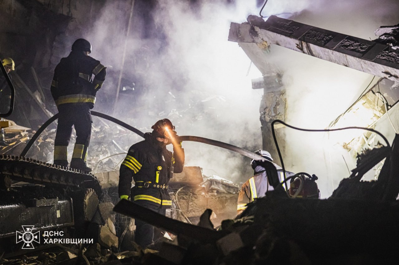 В Харькове среди руин разрушенного российским ударом дома нашли тело женщины — фото 4