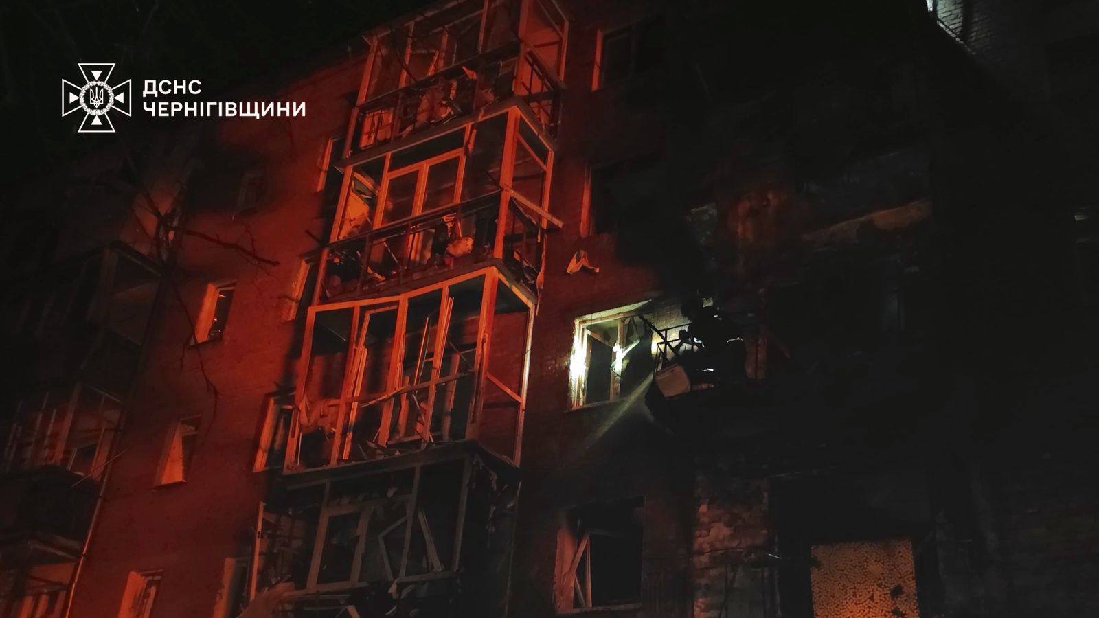 Россия нанесла удары по Нежину: ранены трое людей, повреждена ”Новая почта”, жилой дом, магазин — фото 9