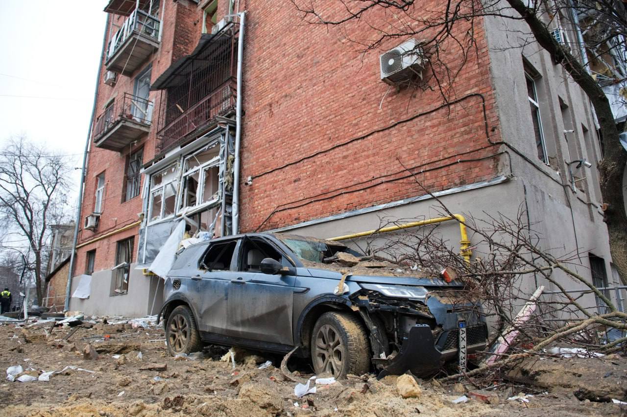 Появились кадры последствий ударов по Харькову: ранены 44 человека — фото 13