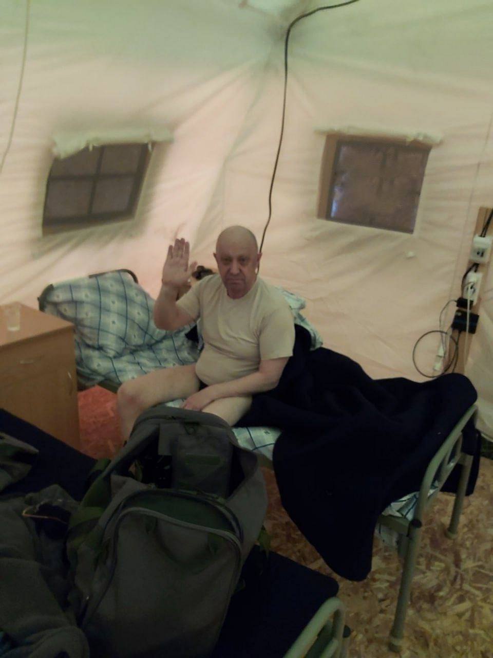 В сети опубликовали странное фото Пригожина в палатке — фото