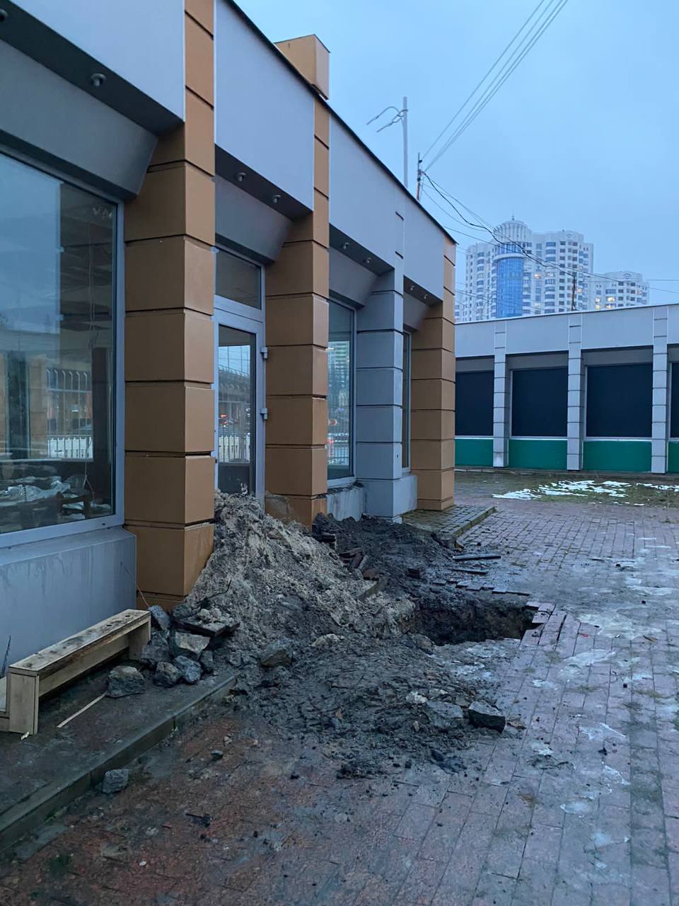 Над станцією метро ”Деміївська” просідає ґрунт, руйнуючи торговельні павільйони: фото — фото 6