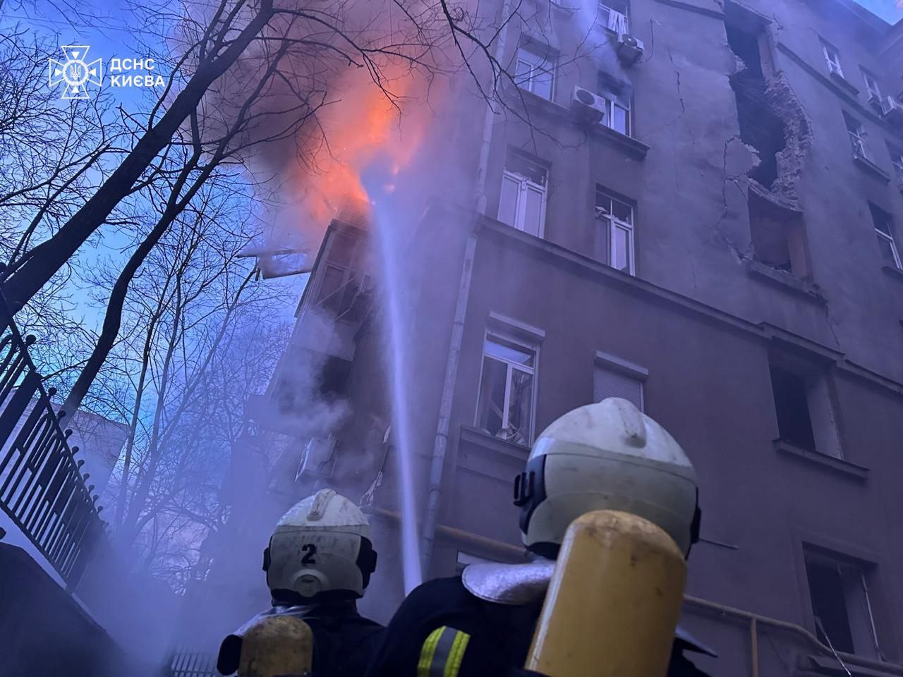 Під завалами житлового будинку у Києві знайшли загиблу жінку: фото — фото 1