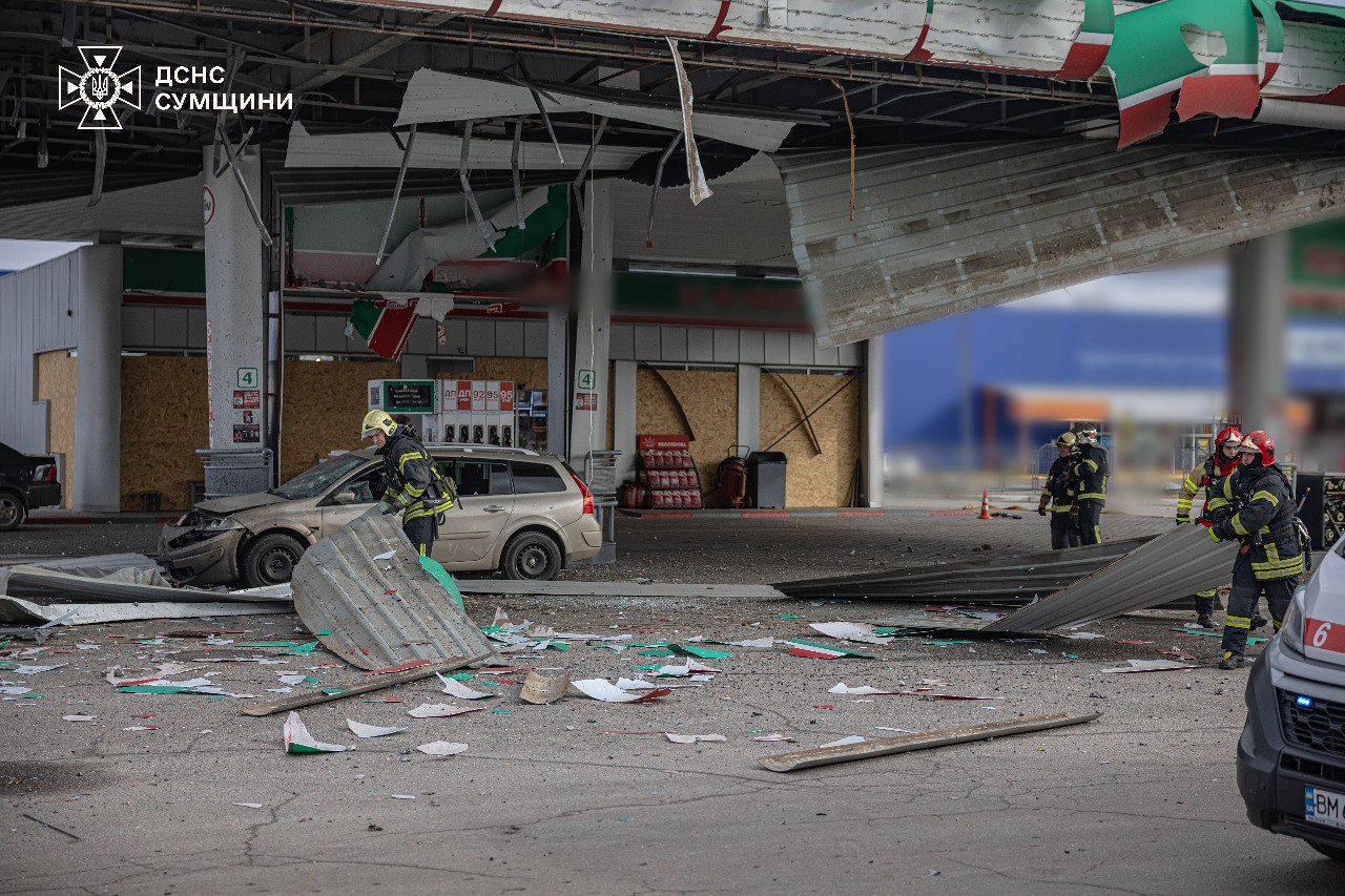 В Сумах россияне атаковали дроном АЗС, пострадали 4 человека: кадры — фото 2