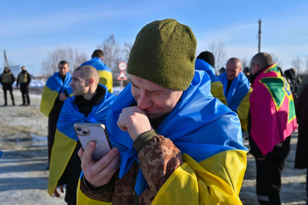 Украина и Россия впервые после падения Ил-76 провели обмен военнопленными: фото — фото