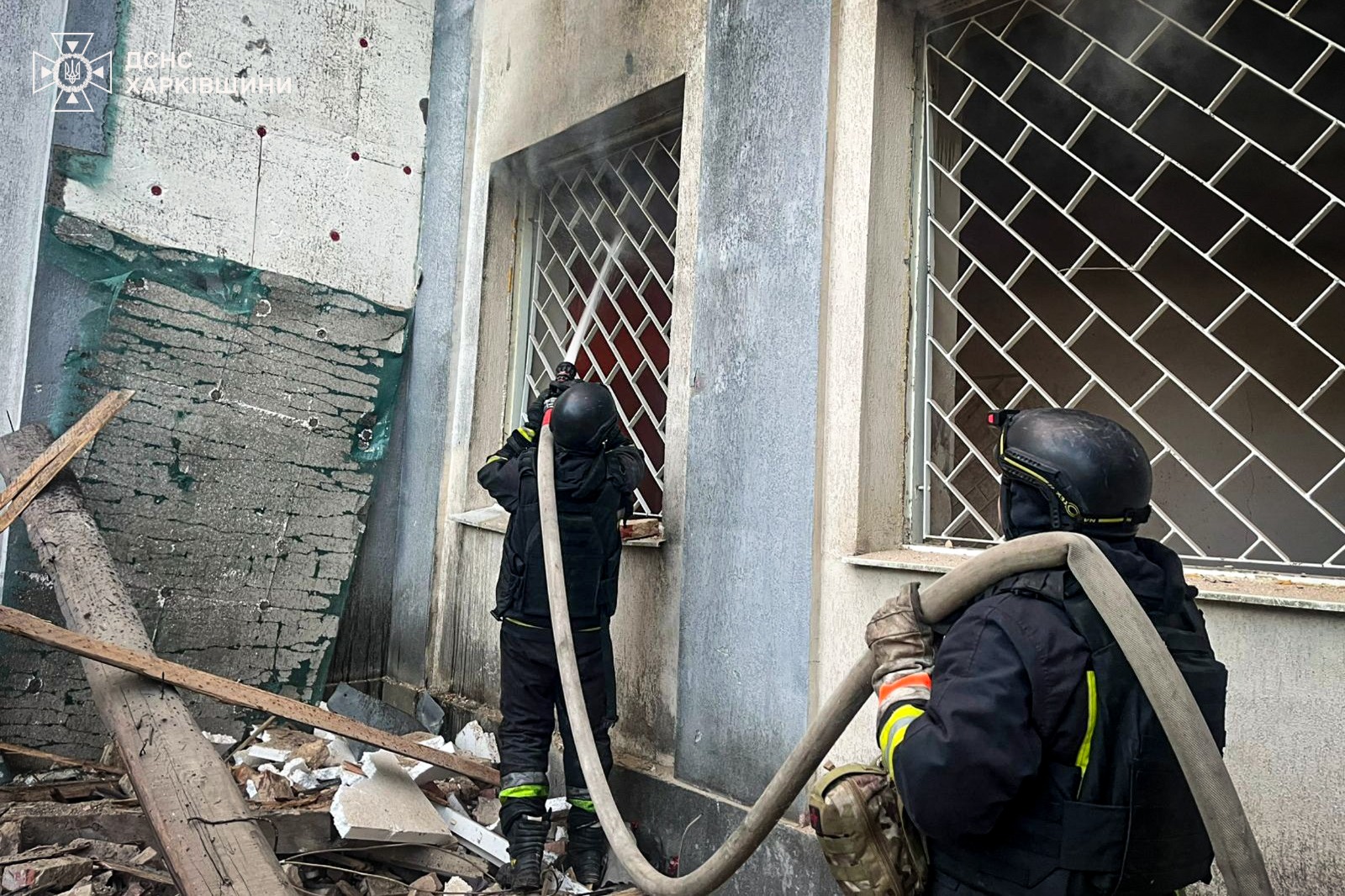 Росіяни вдарили по адмінбудівлі селища Великий Бурлук, зруйнувавши її: фото — фото 8