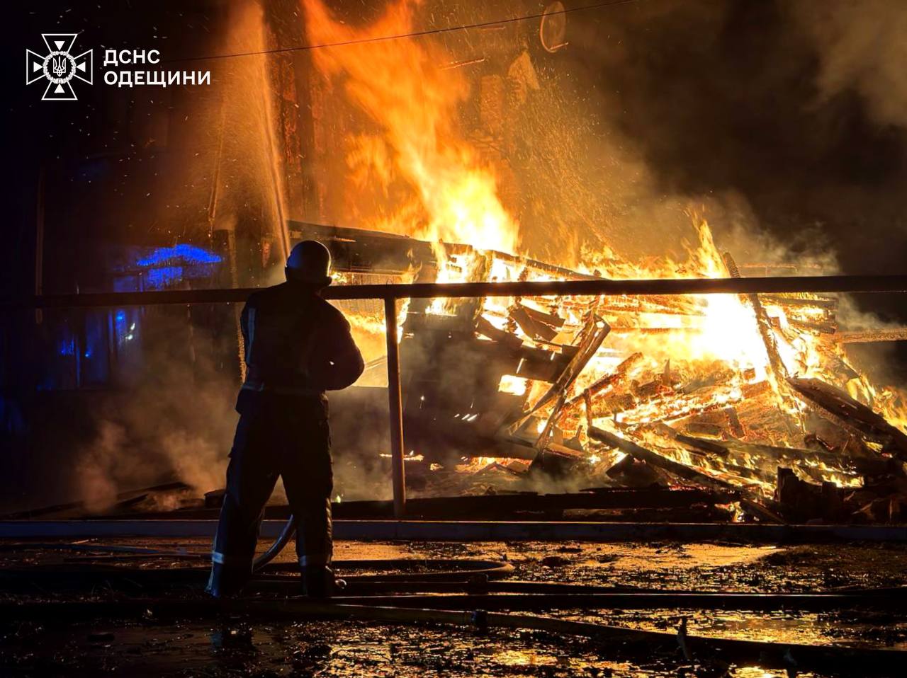 Троє людей загинули, 14 поранено внаслідок обстрілу Ізмаїла: момент обвалення житлового будинку на відео — фото 10