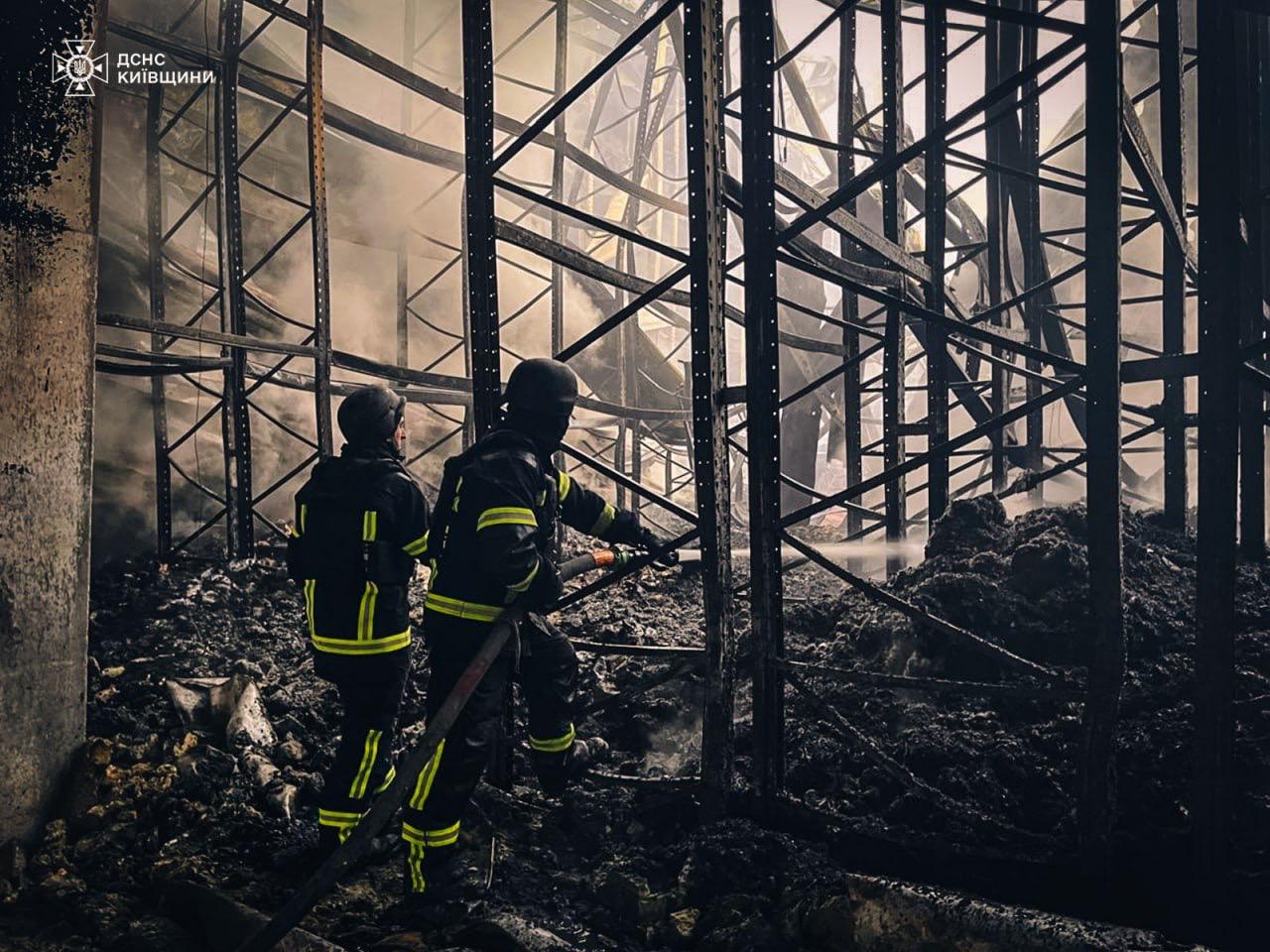 Внаслідок вчорашньої атаки БПЛА згорів склад ”Сільпо” у Київській області: фото, відео — фото 5