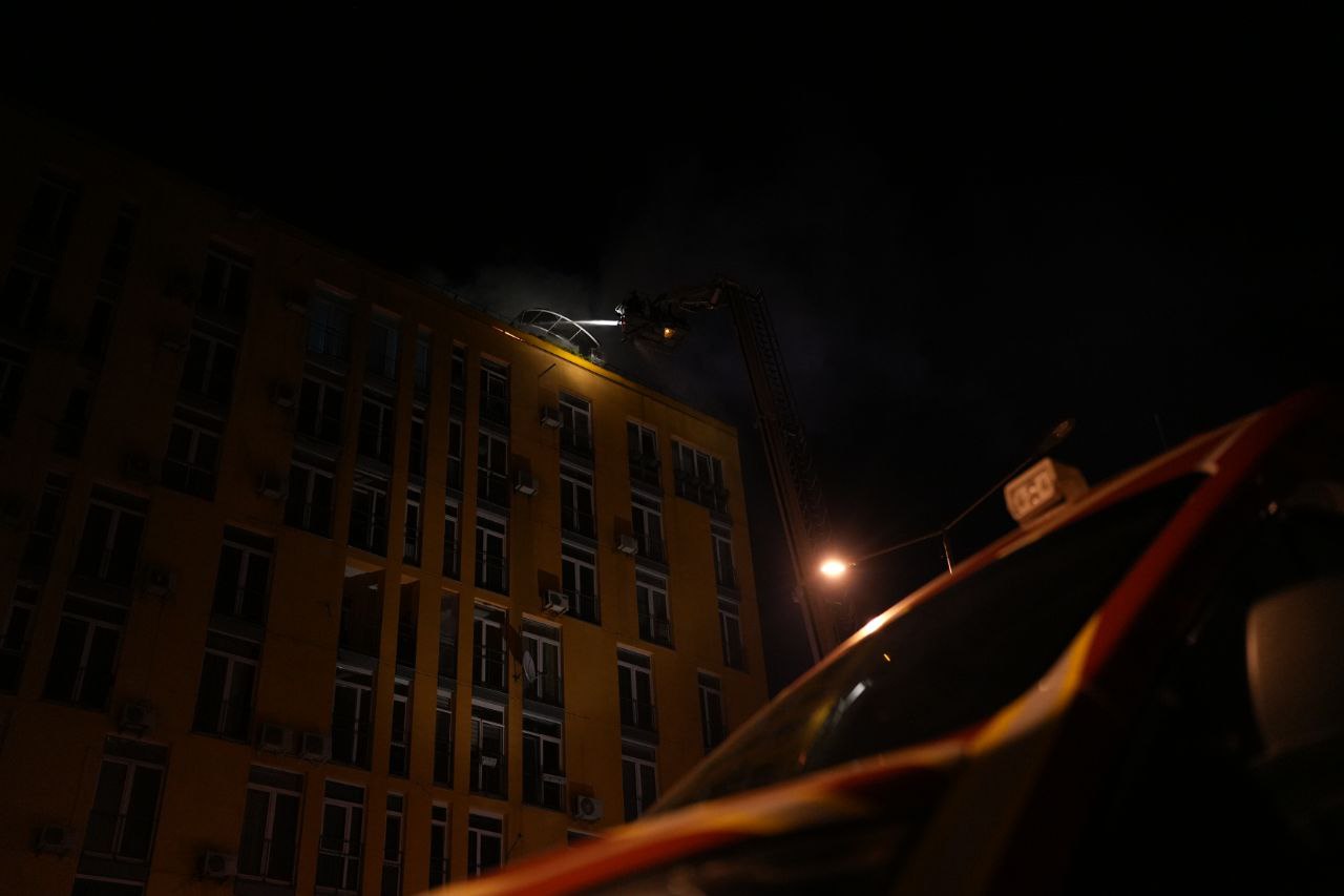 Спасатели показали последствия новой атаки дронов на Киев: фото — фото
